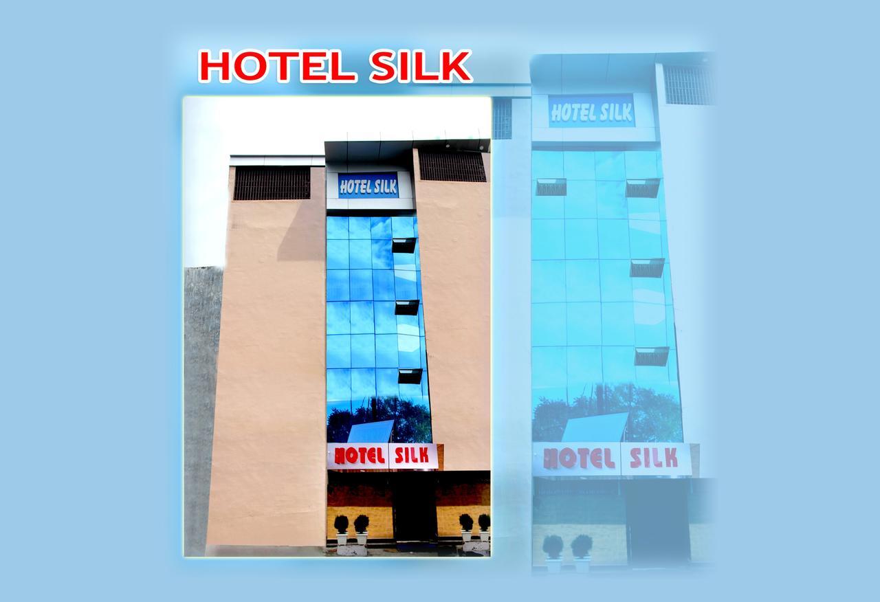 Hotel Silk Haldwāni Exteriör bild